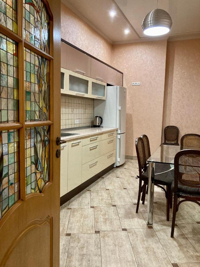 Large Apartment In The City Center Mukacheve Exterior photo