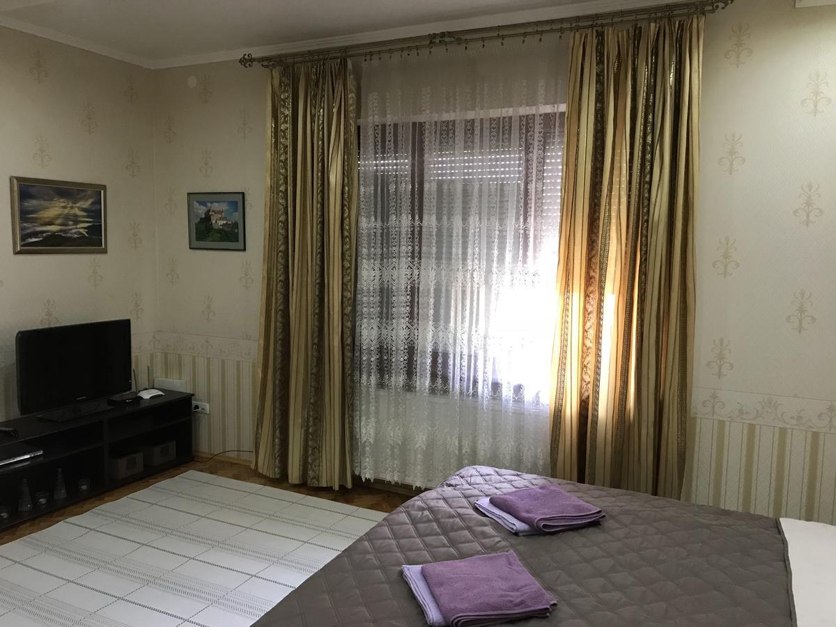 Large Apartment In The City Center Mukacheve Exterior photo