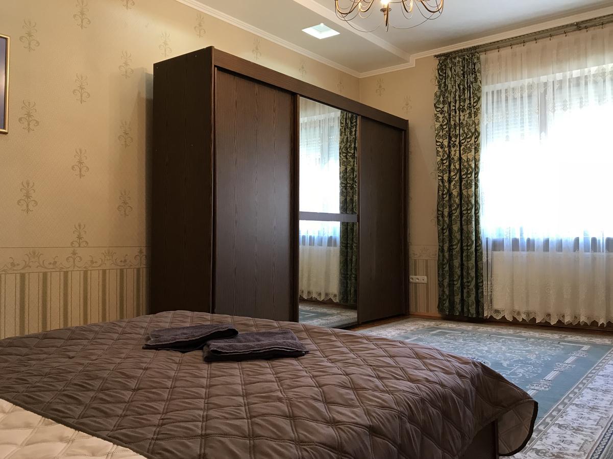 Large Apartment In The City Center Mukacheve Exterior photo